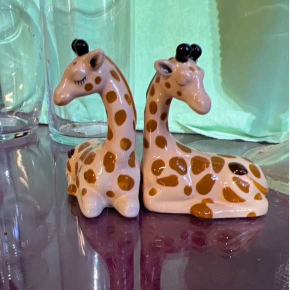 Sitting Giraffe Salt & Pepper Shakers Westland Magnetic Connection - Picture 1 of 5